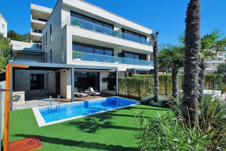 Luxe Apartment met privézwembad en uitzicht op zee, dichtbij het strand