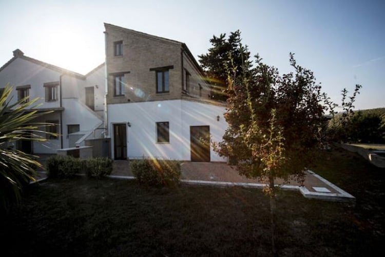 Sfeervol Apartment in Ascoli Piceno met een gedeeld zwembad