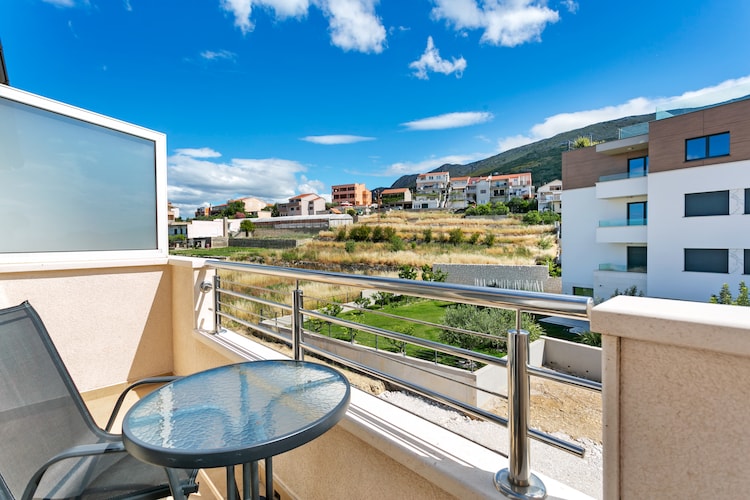 Verleidelijk Apartment in Podstrana vlak bij de zee