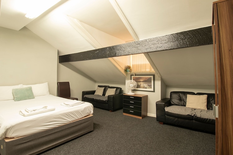 Old Trafford Apartment sleeps 6