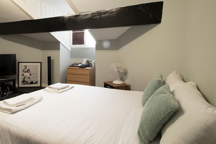 Old Trafford Apartment sleeps 6
