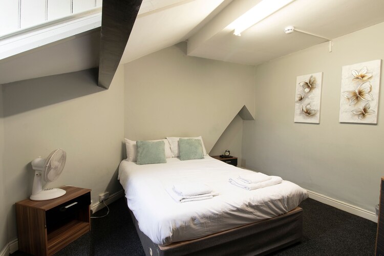 Old Trafford Apartment sleeps 6