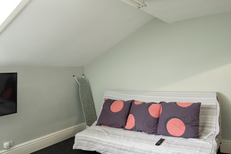 Old Trafford Apartment sleeps 6