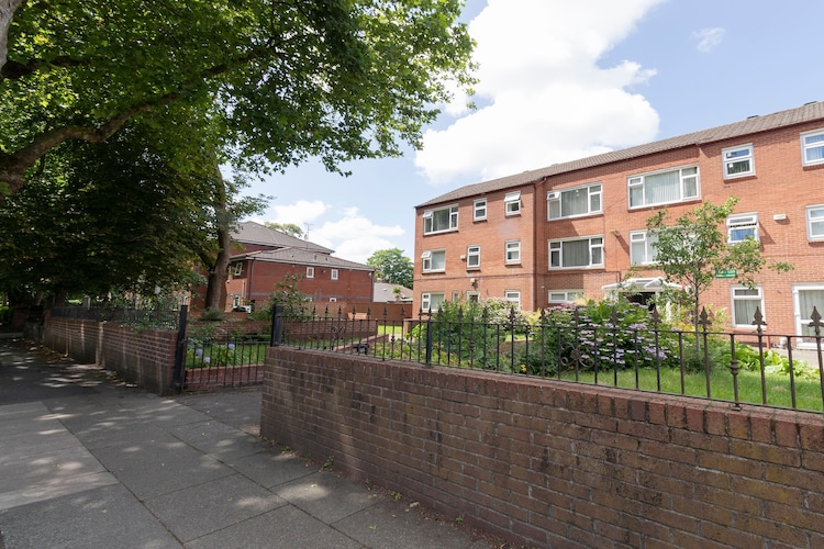 2nd Dbl Bedroom Studio Apt Old Trafford Upper Chor