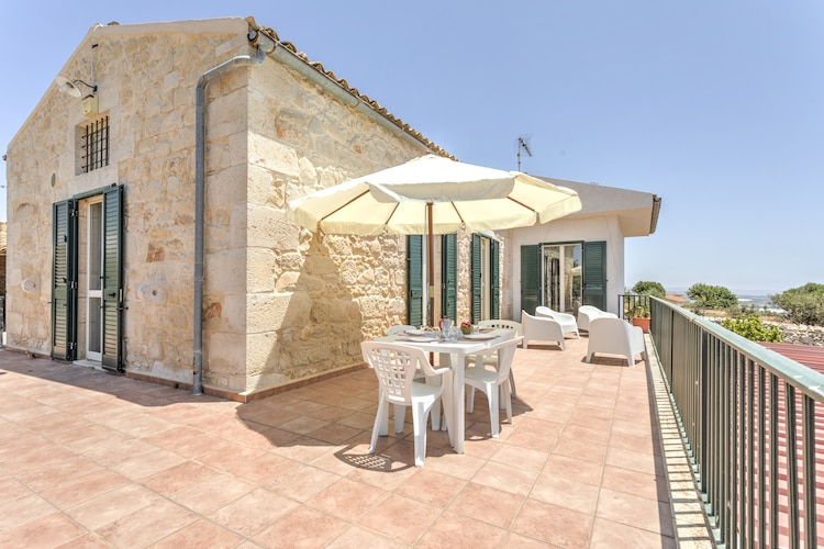 Gezellig appartement in Marina di Ragusa met een tuin