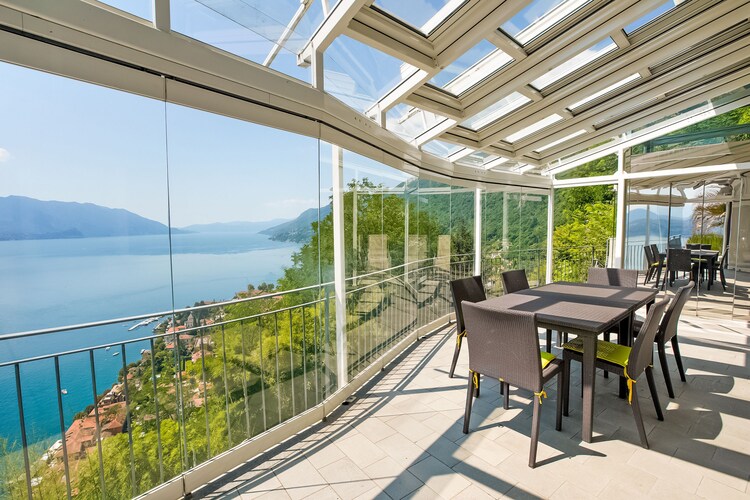 Villa Panoramica con terrazzo e giardino di inverno sul Lago Maggiore