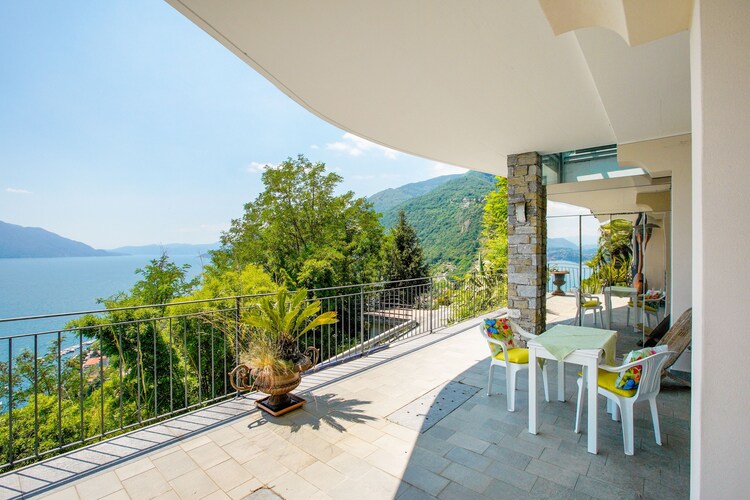 Villa Panoramica con terrazzo e giardino di inverno sul Lago Maggiore