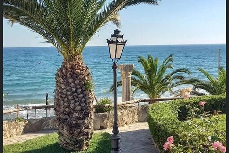 Authentiek vakantiehuis in Roc de Sant Gaietà bij de zee