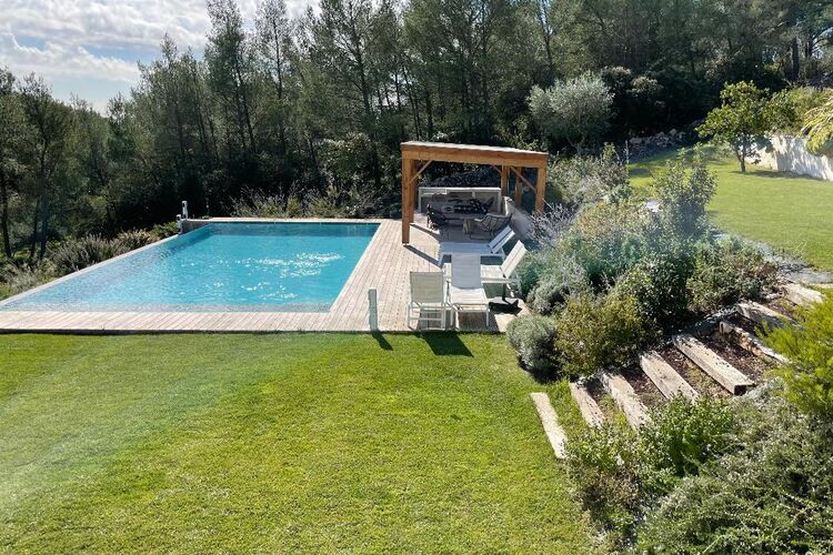 Bijzonder luxe villa in Nîmes met verwarmbare infinity pool