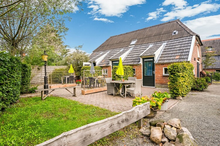 Schattige boerderijVacation house in Holten met een terras