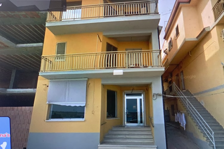 Comfortabel appartement in Cirò Marina met een balkon