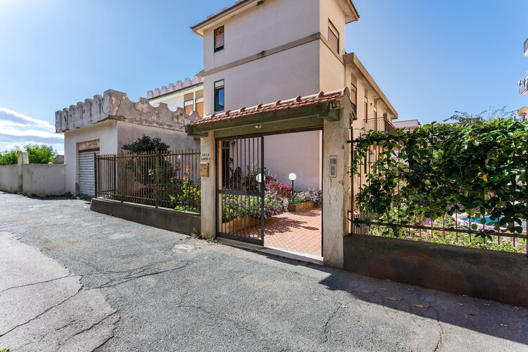 Mooie vakantieVacation house in Nizza di Sicilia met een patio