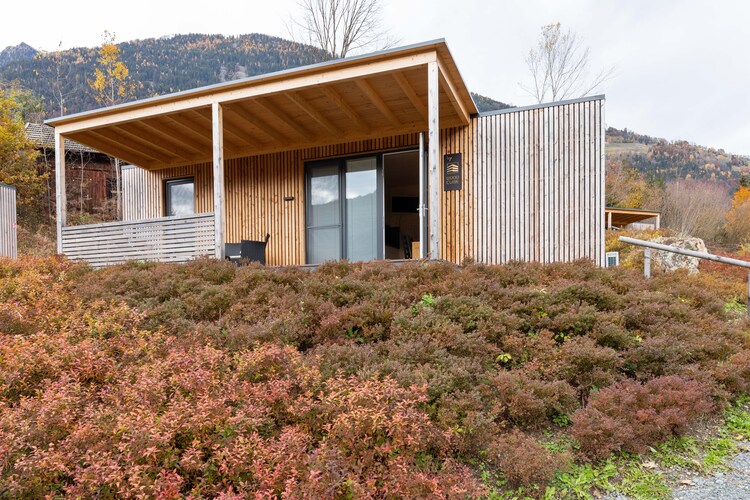 Unieke houten stacaravan in Kleblach-Lind met een terras