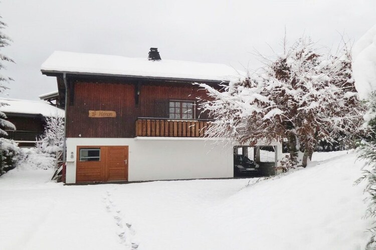 Aangenaam vakantiehuis in Morillon met een terras
