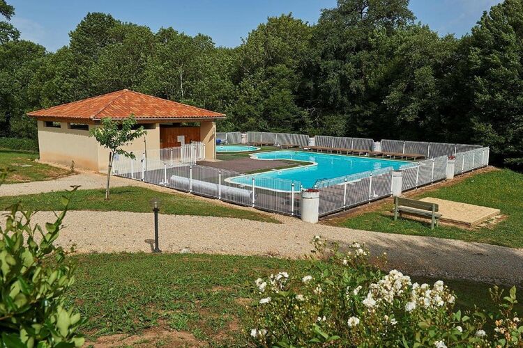 Aangenaam vakantiehuis in Lacapelle-Merival met een zwembad