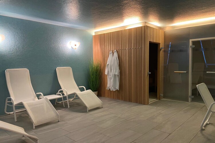 Ruim chalet in Stuben met een sauna
