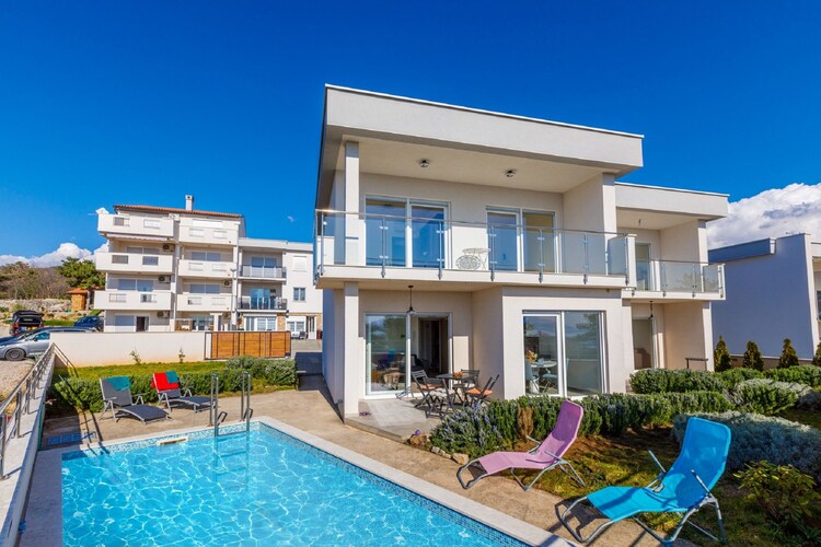 Moderne villa met zwembad en geweldig uitzicht op zee