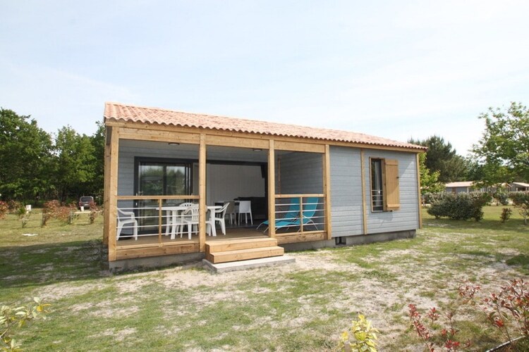 Mooi chalet in Hourtin met een gedeeld zwembad