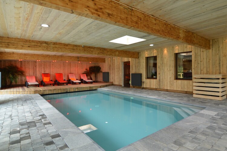 Groot landhuis met binnenzwembad, bubbelbad en sauna voor meerdere families