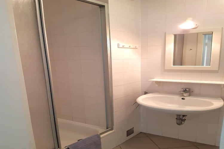 Wohnung unten links - Badezimmer