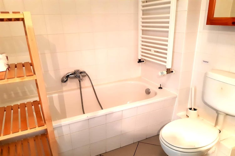 Wohnung oben links - Badezimmer