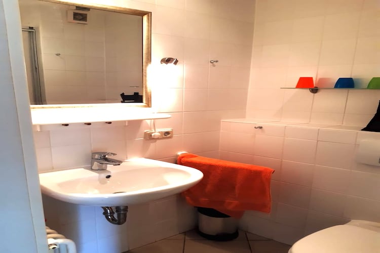 Wohnung unten rechts - Bathroom