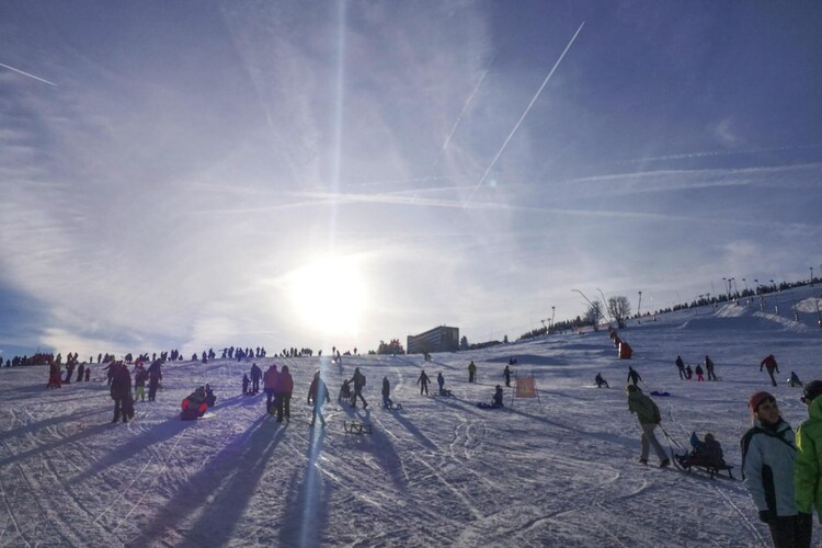 Bright and spacious holiday home with spacious garden, in a quiet location, but still centrally located approx. 300 m from the village centre. Your holiday home impresses with a well-equipped kitchen, a cosy living/dining room as well as three bedrooms and a bathroom. Enjoy the fantastic view of Bohemia and the Klinovec (Keilberg) from your terrace.
The spa town of Oberwiesenthal is a wonderful holiday destination for relaxing days in both summer and winter. Germany's highest resort has gained a certain notoriety thanks to the ski jumper Jens WeiÃŸflog. The magnificent flower meadows of the summer mountain landscape become a great skiing paradise in winter. Here you can experience warm hospitality and the tradition of handicrafts from the Ore Mountains at first hand.

Highlights included: WLAN, consumption-dependent energy costs, final cleaning.

Activities in the vicinity : Welcome to Erlebnisland Erzgebirge! Go on long hikes in the mountains, on the plateau between Keilberg and Fichtelberg and in the valleys, or take numerous short and day trips to the neighbouring Czech Republic. Karlovy Vary with its world-famous hot mineral springs is only 30 minutes away by car. The state capital and cultural capital of Dresden, as well as the mining town of Freiberg, are also worthwhile destinations.

Please note: Bed linen is not included and can be booked separately. A reservation is required. Or this can be booked via Belvilla!

Mobility: Not suitable for persons with reduced mobility.