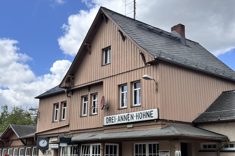 Apartment im alten Bahnhof-Buitenkant zomer