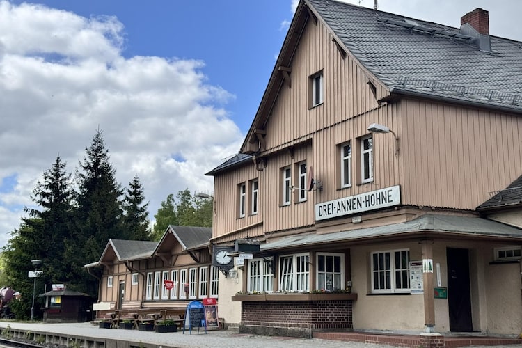 Apartment im alten Bahnhof-Buitenkant zomer