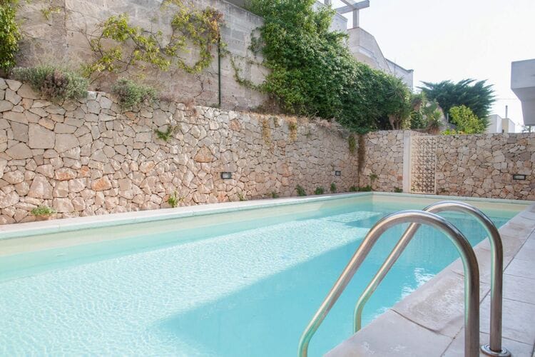 Appartement met terras en gemeenschappelijk zwembad in Nardò