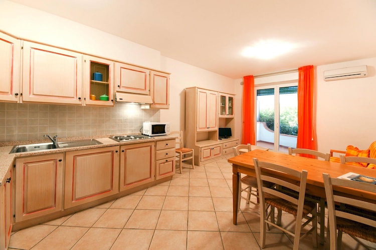 Holiday residence Santa Costanza San Vincenzo-Bilo 4 comfort-Keuken