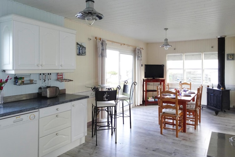 Ground floor: (Kitchen(electric kettle, toaster, cooker(4 ring stoves, gas, electric), coffee machine(filter), espresso machine, oven, microwave, dishwasher, fridge, freezer), Living/diningroom(TV(no german television channels), DVD player), bedroom(double bed(140 x 190 cm)), toilet)\n\nBasement: (bedroom(single bed(90 x 190 cm), single bed(90 x 190 cm), single trundle bed(90 x 190 cm)), bathroom(bath tub))\n\nheating(electric), terrace, bicycle storage, garden furniture, sun loungers, BBQ, parking, parasol, high chair, high chair, baby crib(free)