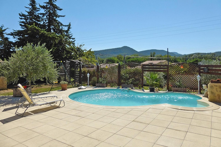 Ground floor, very well equipped holiday home with air conditioning, covered terrace, salt water pool that can be heated and outdoor kitchen. You have a 1000 m² fenced garden with boules court and swing. The interior consists of a pleasant living area with sitting area, dining table and open kitchen. You will also find four cosy bedrooms, one of which has a shower room. A bathroom with whirlpool bath and toilet, a separate toilet and a spacious utility room complete the whole. The village with bakery, cafés and restaurants is within walking distance.
In 10 minutes by car you can reach the picturesque and typically Provençal town of Vaison-la-Romaine, situated at the foot of the famous Mont Ventoux, finish of the Tour de France. The landscape, characterised by vineyards, pine forests and fortified stone villages, invites you to go for walks or bike rides. Discover the Toulourenc Gorge and the colourful weekly market in Vaison-la-Romaine, one of the most beautiful in the region. A trip to Orange with its beautiful ancient theatre is also recommended.