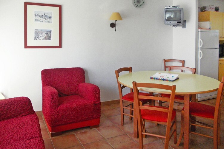 Kitchenette(hob(electric), coffee machine, microwave, fridge-freezer), Living/diningroom(TV), bedroom(double bed(140 x 190 cm)), bedroom(single bed(80 x 190 cm), bunk bed(80 x 190 cm)), bathroom(shower), toilet, tumble dryer(shared with other guests, paid), washing machine(shared with other guests, paid), heating(central), terrace, garden furniture, parking, swimming pool(shared with other guests, outside, heated), high chair, baby crib(free)