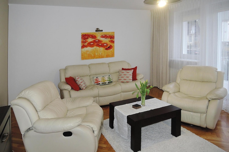 Ground floor: (Living room(TV(satellite, german television channels), seating area, radio), open kitchen(dining table, electric kettle, boiling water tap, toaster, cooker, hood, coffee machine, espresso machine, microwave, dishwasher, fridge-freezer), toilet(washbasin, toilet), guest toilet)\n\nOn the 1st floor: (bedroom(double bed, TV(satellite, german television channels)), bedroom(double bed, TV(satellite, german television channels)), bathroom(bath tub, washbasin, toilet, bidet))\n\nOn the 2nd floor: (bedroom(double bed, TV(satellite, german television channels)), bedroom(double bed, TV(satellite, german television channels)), bathroom(shower, washbasin, toilet))\n\ngarage, balcony, balcony, heating(gas), terrace, garden furniture, parking, baby crib(free)