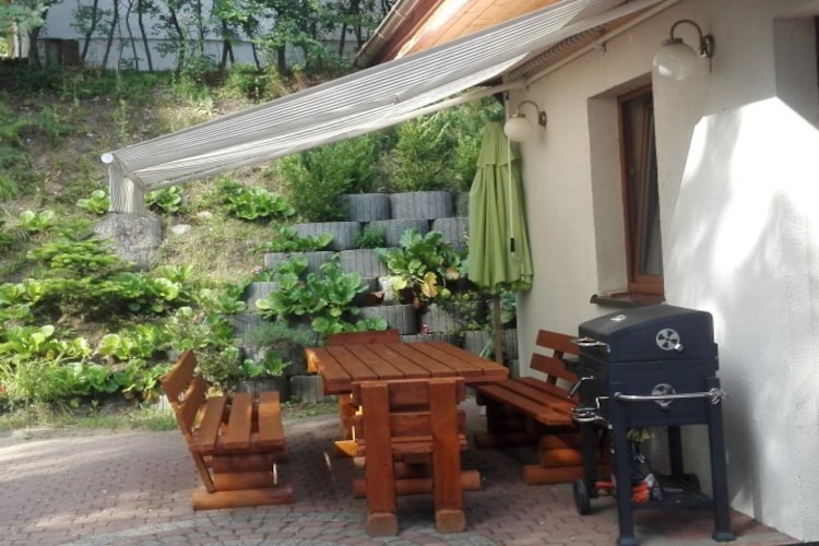 Only 150 meters to the lake: Spacious, bright holiday home with a fireplace and a terrace on a 760 square meter garden/natural plot in the small, picturesque village of Kretowiny. Your holiday home is very well maintained and functionally furnished. The new kitchen invites you to shared culinary experiences. If you sit comfortably with a coffee on the terrace, the view of the original forest will quickly make you dream. This is very relaxing for body and soul and that's how holidays should be! Activities nearby: At the lake, which incidentally is one of the cleanest in Poland, you will find a well-kept beach with a playground, bars, restaurants, kayak and rowing boat rentals and other offers. Regardless of whether you want to swim, fish or do water sports, you will find the ideal conditions here. Take a trip to the hilly town of Morag, which is characterized by forest areas and lakes. Here you should take a look at the Dohna Castle, which once served as an aristocratic residence. Today the Herder Museum is located in the castle. Other buildings worth seeing are the town hall and the 14th-century Church of St. Peter and Paul