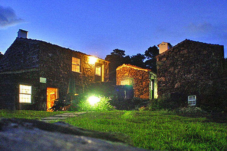Just relaxing and enjoying nature: traditional stone house surrounded by greenery on the north coast of Pico. The house is together with a different holiday home on a fenced plot of 1,100 square meters in a rural setting. Enjoy the panoramic view over the green hills and towards the Atlantic Ocean. Different elements of the former, traditional way of life on the island are smart integrated into the interior of the house and underline the country house character. Extras included: consumption-based energy costs, bed linen, towels, final cleaning, wifi, welcome pack



Activities in the area: If you are looking for a sporting challenge or extraordinary experience, explore nature at the designated hiking trails or participate in a whale spot excursion from Madalena section. Those who prefer to do something quieter, birds can spot, the whaling museum in SÃ£o Roque visit or just enjoy the Atlantic branding.