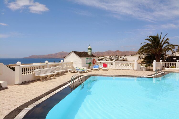 Vakantiehuizen Spanje | Lnzt | Appartement te huur in Puerto-del-Carmen met zwembad aan zee met wifi 4 personen