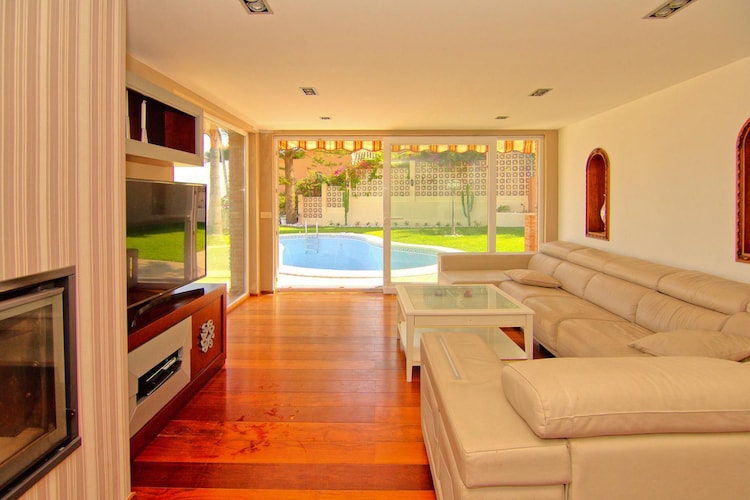 CT 233 - Faro's Benalmadena Pool & Garden