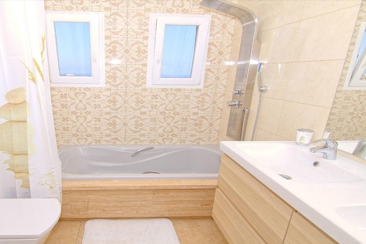 CT 233 - Faro's Benalmadena Pool & Garden - Bathroom