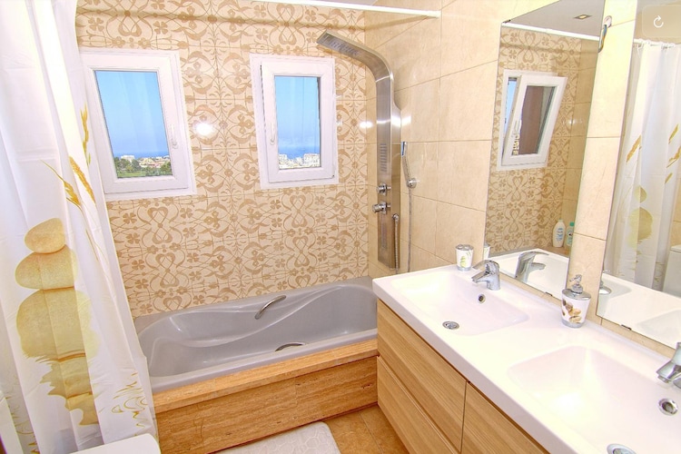 CT 233 - Faro's Benalmadena Pool & Garden - Bathroom