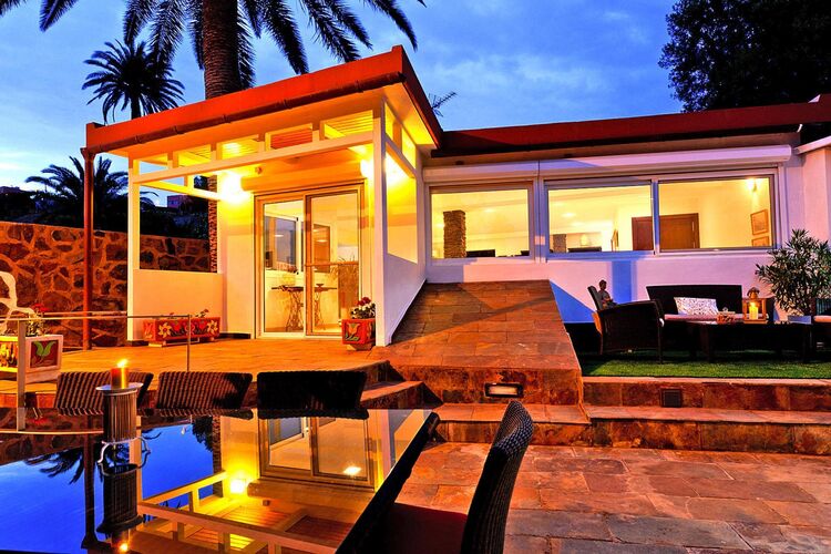 Villa mit Pool und wunderschöner Architektur Ferienhaus in Spanien