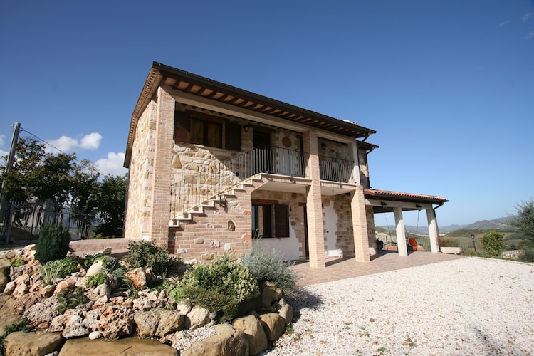 Mooie villa in Cagli vlak met een privézwembad