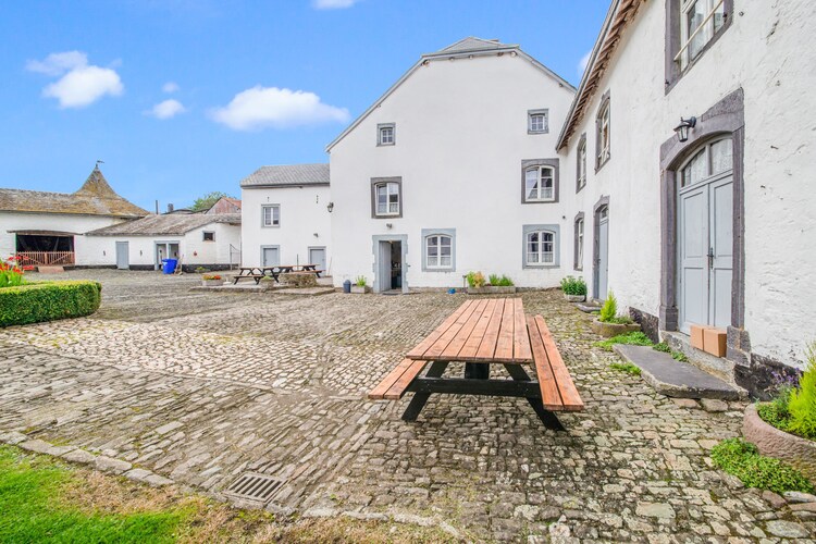 Authentieke kasteelhoeve in Gouvy met een tuin