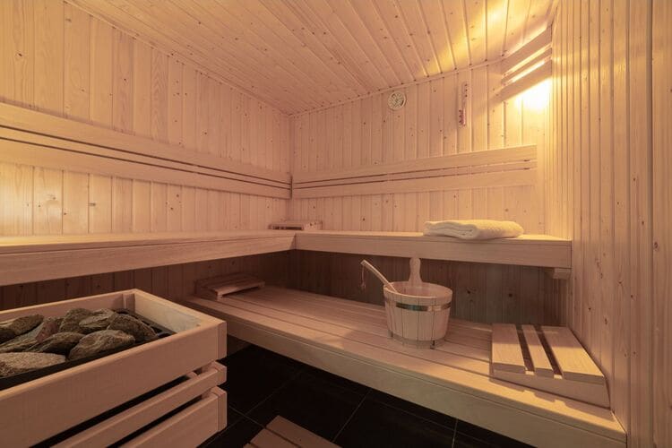 Schönes Ferienhaus mit Whirlpool und Sauna in einer ruhigen Gegend in Zeeland.