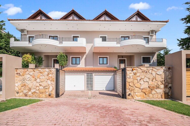 Luxuriöse Villa mit Pool in Anavissos