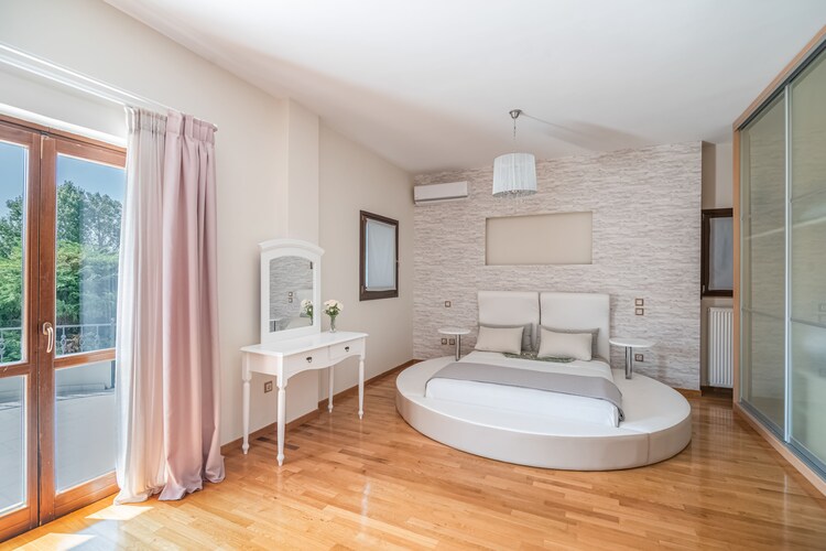 Luxuriöse Villa mit Pool in Anavissos