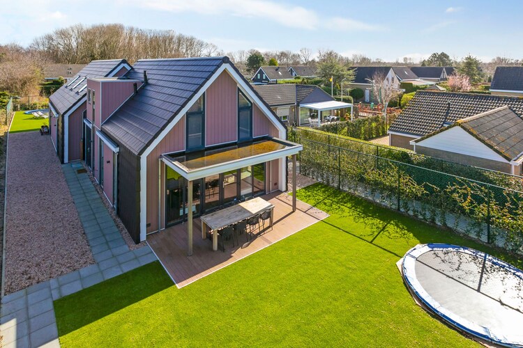 Prachtige luxe villa op 2 minuten van het strand met bubbelbad tuin, veranda
