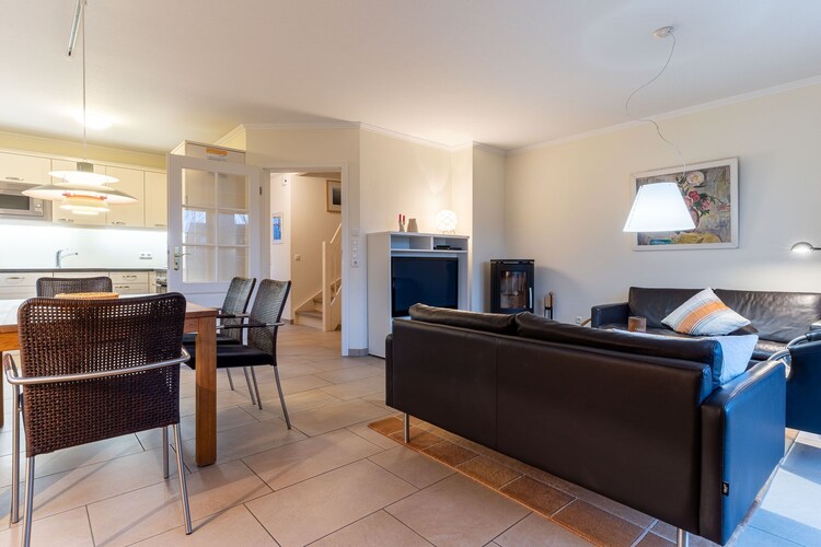 Ground floor: (Kitchen(electric kettle, toaster, cooker(4 ring stoves, ceramic), coffee machine, oven, microwave, dishwasher, fridge-freezer), Living/diningroom(TV, dining table, fireplace, seating area, DVD player, radio, CD player), bathroom(shower, washbasin, toilet, washing machine))\n\nOn the 1st floor: (bedroom(double bed(180 x 200 cm)), bedroom(double bed(180 x 200 cm)), bathroom(shower, washbasin, toilet))\n\nOn the 2nd floor: (bedroom(double bed(180 x 200 cm)))\n\nheating, terrace, garden, bicycle storage, garden furniture, BBQ, parking, Laundry Package incl.