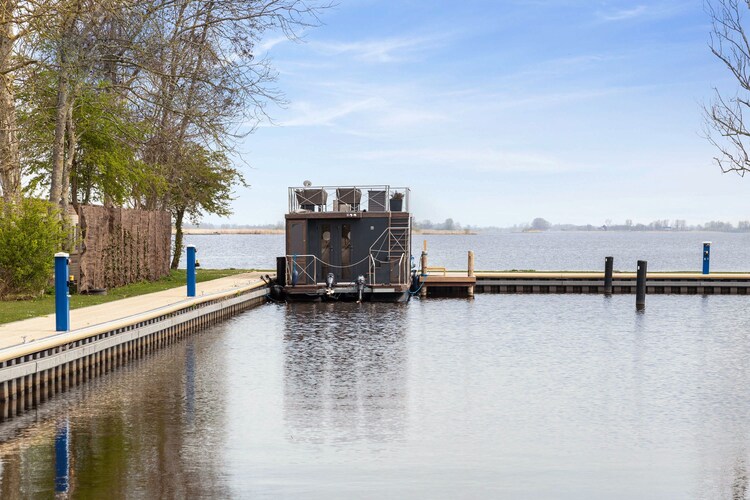 Houseboat met tuin